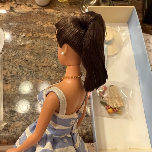 Barbie Suburban Shopper Doll - Picture 5 of 12